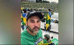 Léo Índio se tornou alvo de notícia-crime após publicar nas redes sociais uma foto na rampa do Congresso Nacional, em meio à invasão e depredação das sedes dos Três Poderes Léo Índio se tornou alvo de notícia-crime após publicar nas redes sociais uma foto na rampa do Congresso Nacional, em meio à invasão e depredação das sedes dos Três Poderes