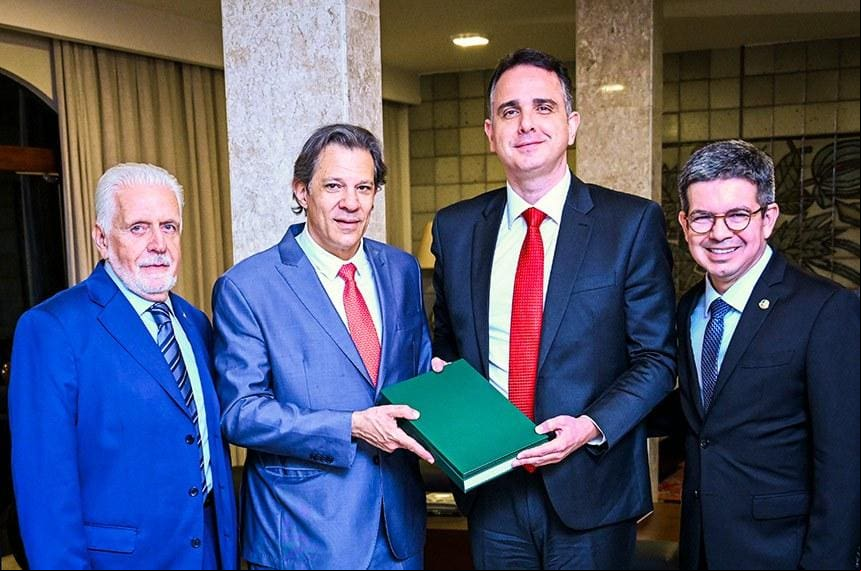 Proposta que regulamenta reforma tributária foi entregue a Pacheco por Fernando Haddad e líderes do governo no Congresso, na residência oficial do Senado