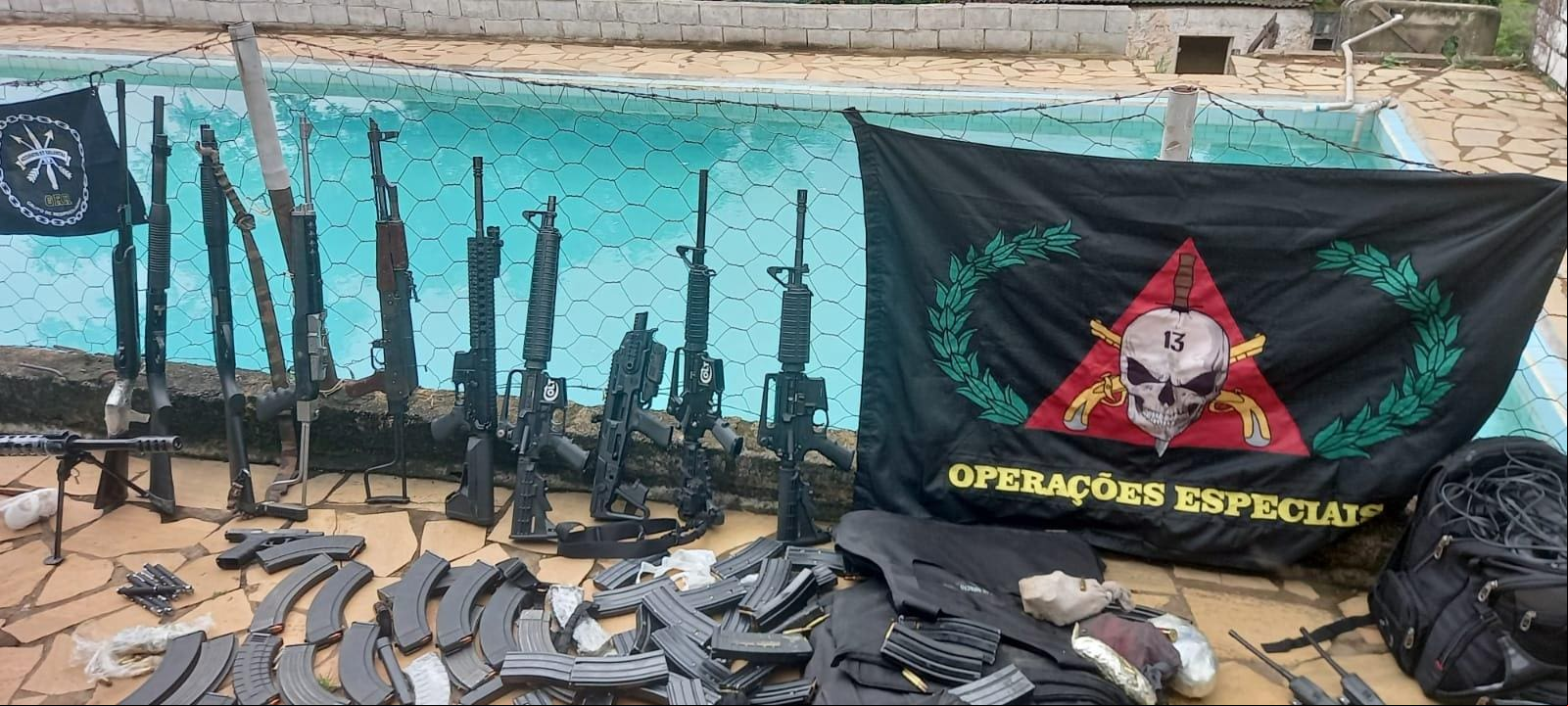 Um grande arsenal de armas foi apreendido com os criminosos Um grande arsenal de armas foi apreendido com os criminosos