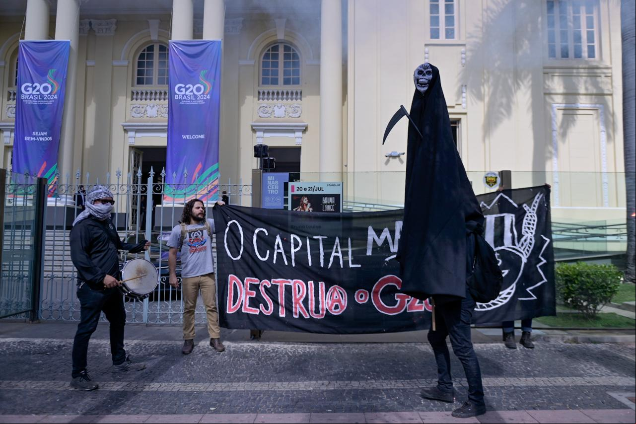 Protesto contra o G20 na porta do Minascentro Protesto contra o G20 na porta do Minascentro