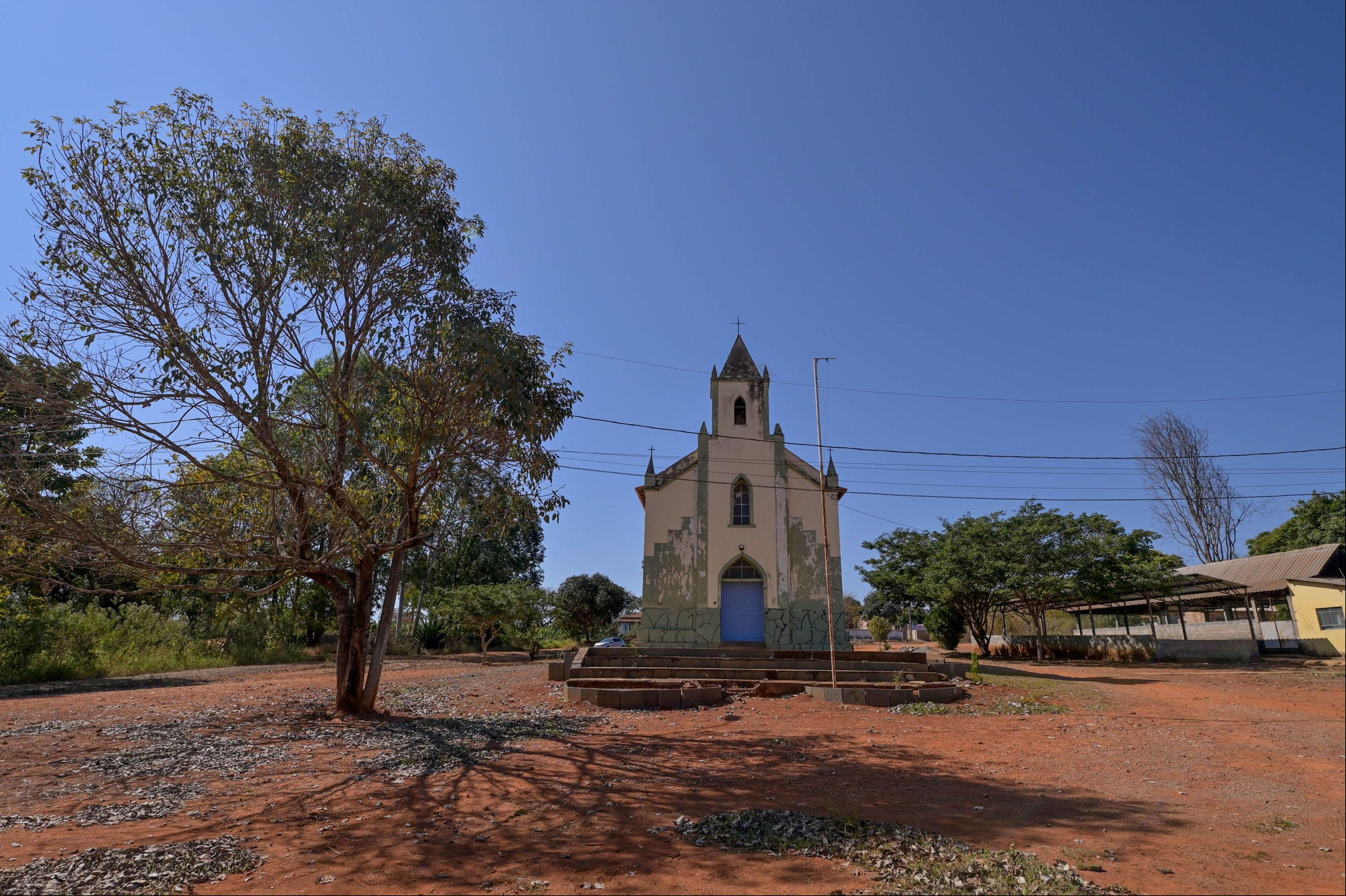 A bicentenária capela de Angueretá, erguida no centro do distrito: cenário não mudou muito desde encontro das ossadas, 50 anos atrás