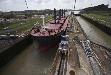 Grandiosidade Atualmente, as três eclusas do Canal do Panamá (81 km de extensão) permitem 14 mi O Canal do Panamá tem um papel crucial no comércio internacional e na logística