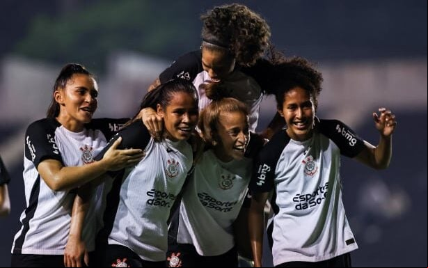 Jogadoras do Corinthians comemoram vitória. (Foto: Rebeca Reis / Ag. Paulistão)