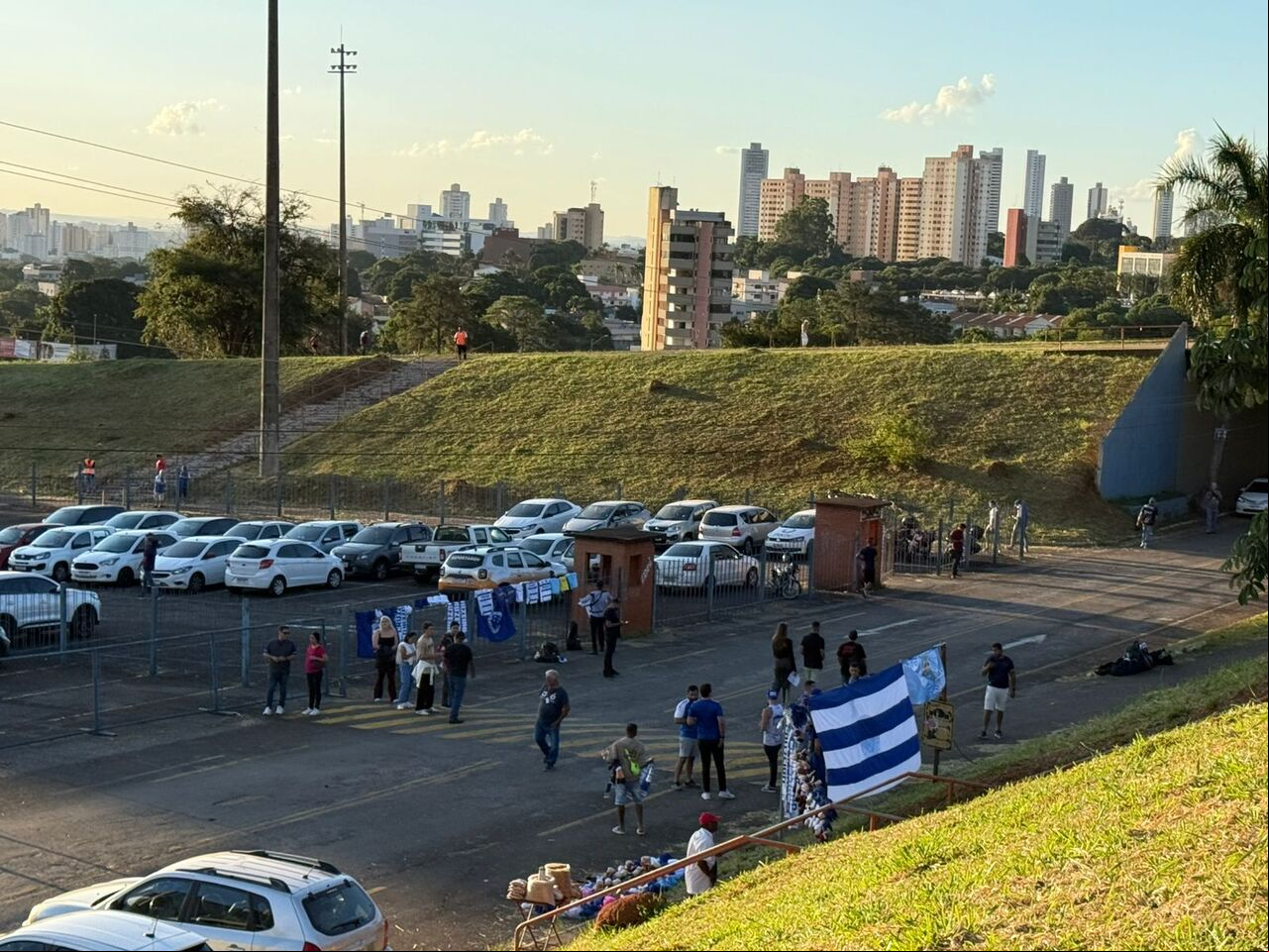 Torcedores do Cruzeiro se concentrando em volta do Serra Dourada, em Goiânia, para jogo contra o Vila Nova-GO