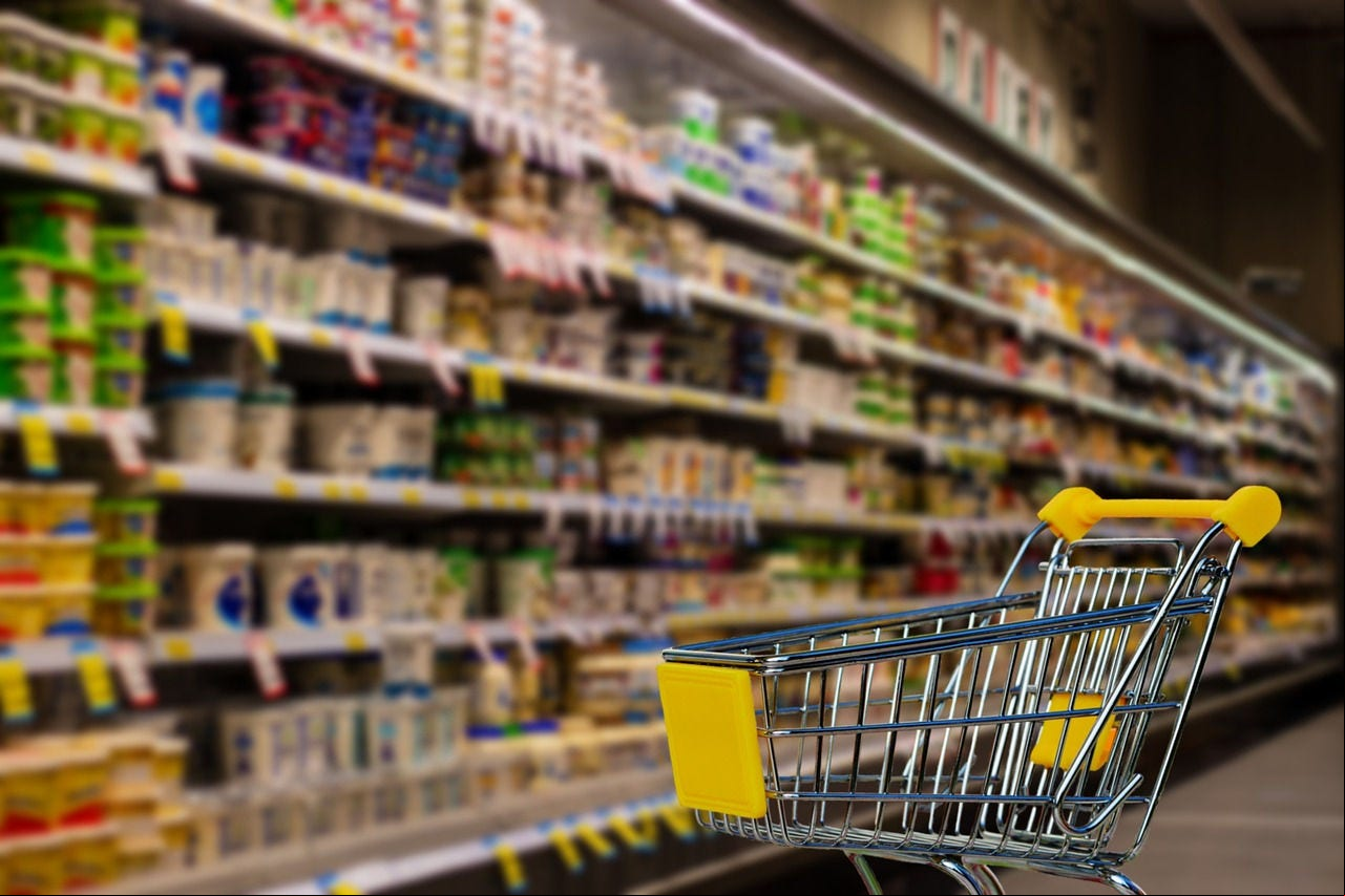 Menino estava no supermercado com a mãe quando foi abordado por uma funcionária 