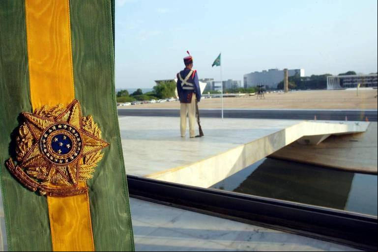 Faixa presidencial no Palácio do Planalto, com um Dragão da Independência ao fundo, na rampa, em Brasília Faixa presidencial no Palácio do Planalto, com um Dragão da Independência ao fundo, na rampa, em Brasília