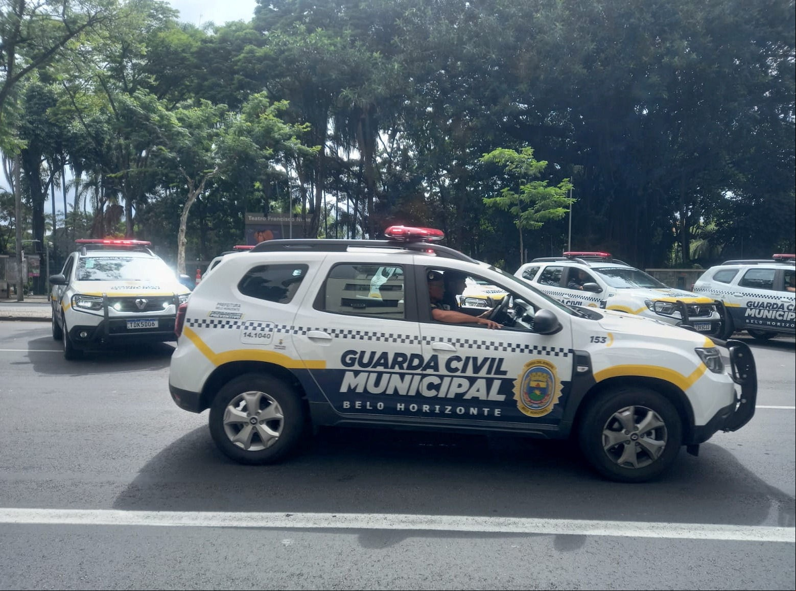 A dupla foi perseguida e só parou após sofrer uma queda da motocicleta