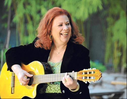 Biografia mostra como Beth Carvalho encarou o samba como uma profissão de fé
