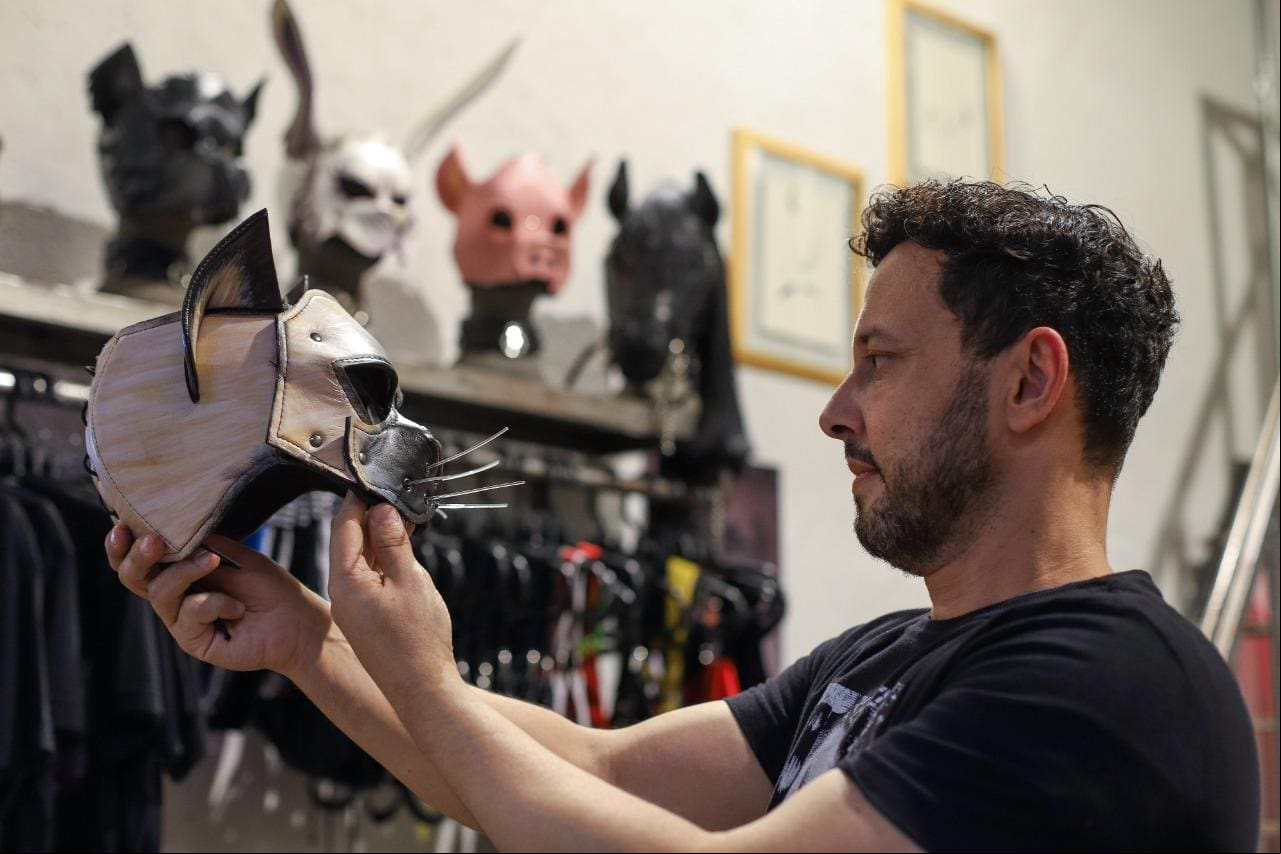 Mauro Emilio faz máscaras para a prática do pet play inspiradas em diversos animais, como cachorro, gato, coelho, porco e cavalo