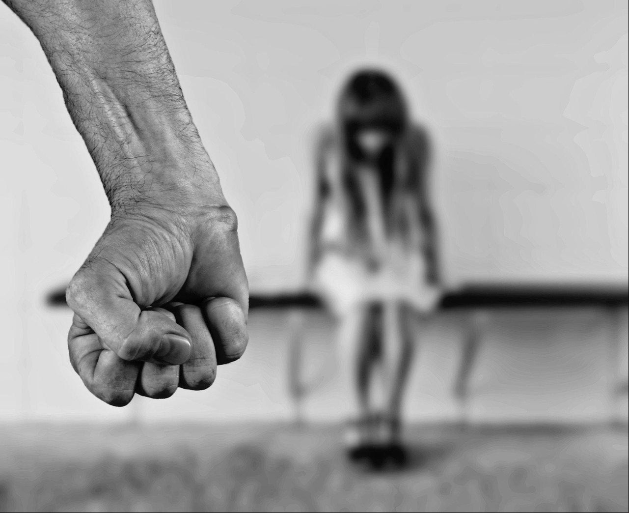 O silêncio da adolescente foi mantido por anos devido a ameaças