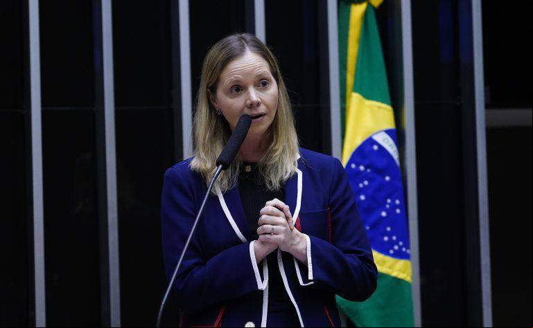 Dani Cunha, filha do ex-deputado federal Eduardo Cunha, condenado por corrupção, é a autora do projeto de lei que beneficia políticos e parentes