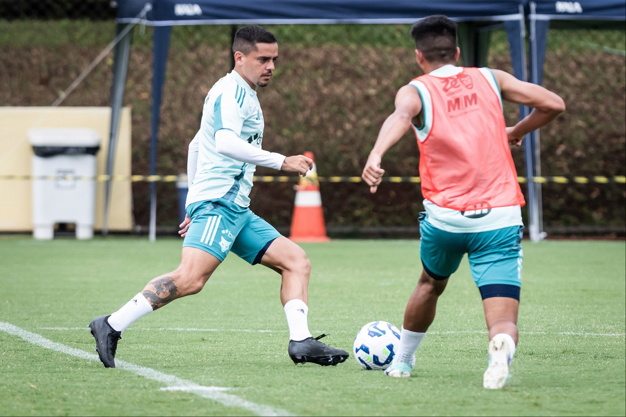 Fagner em ação durante treino do Cruzeiro na Toca da Raposa