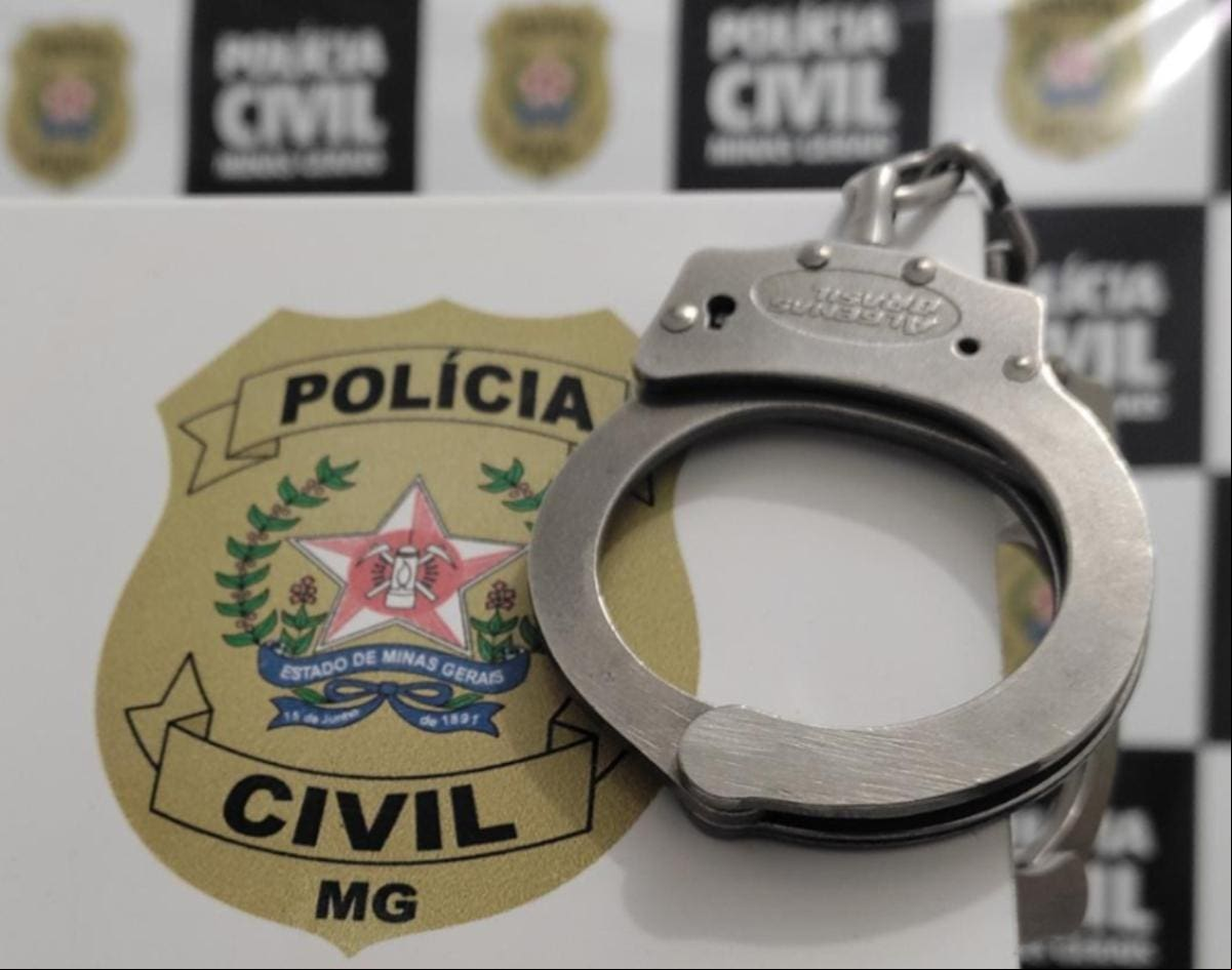 Imagem ilustrativa mostra algema e símbolo da Polícia Civil Suspeito foi preso por divulgar fotos íntimos da ex sem o consentimento dela