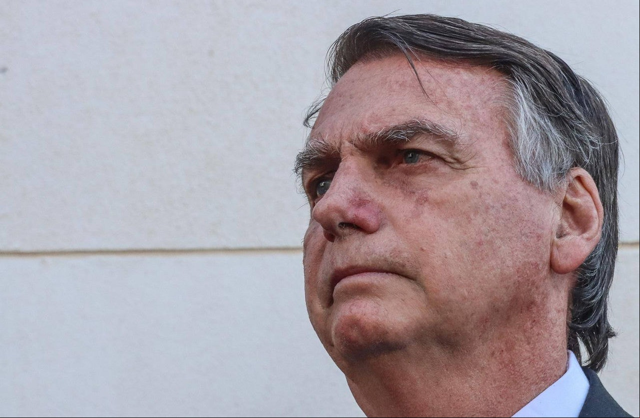 O ex-presidente Jair Bolsonaro ao sair da Polícia Federal após prestar depoimento, em outubro de 2023
