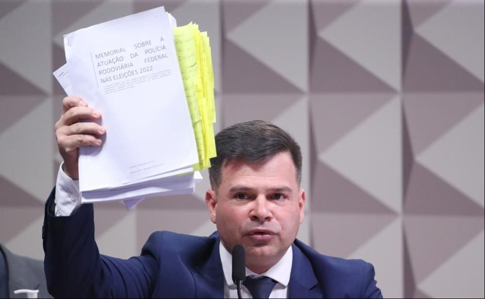 Ex-diretor geral da Polícia Rodoviária Federal (PRF) Silvinei Vasques, durante depoimento na MI do 8 de janeiro O ex-diretor-geral da Polícia Rodoviária Federal (PRF) Silvinei Vasques é acusado de comandar operações policiais para tentar impedir a chegada de eleitores do presidente Lula aos locais de votação em cidades de Estados da Região Nordeste em 30 de outubro de 2022