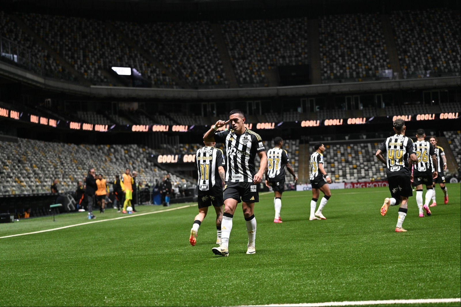 Cuello celebra gol contra o Caracas
