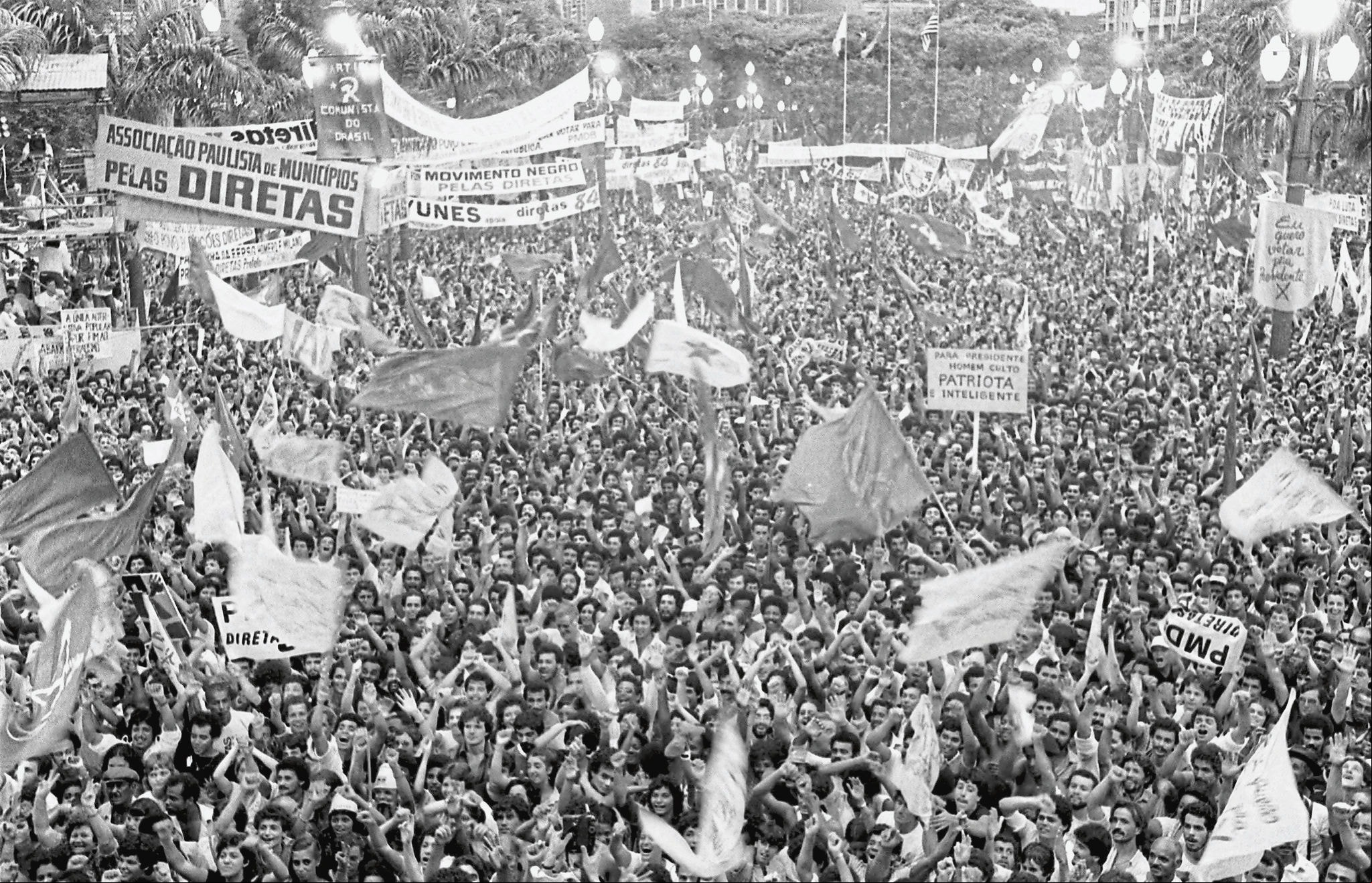 Multidão se concentra na praça da Sé, em São Paulo, durante um dos comícios da campanha das Diretas Já, em 1984
