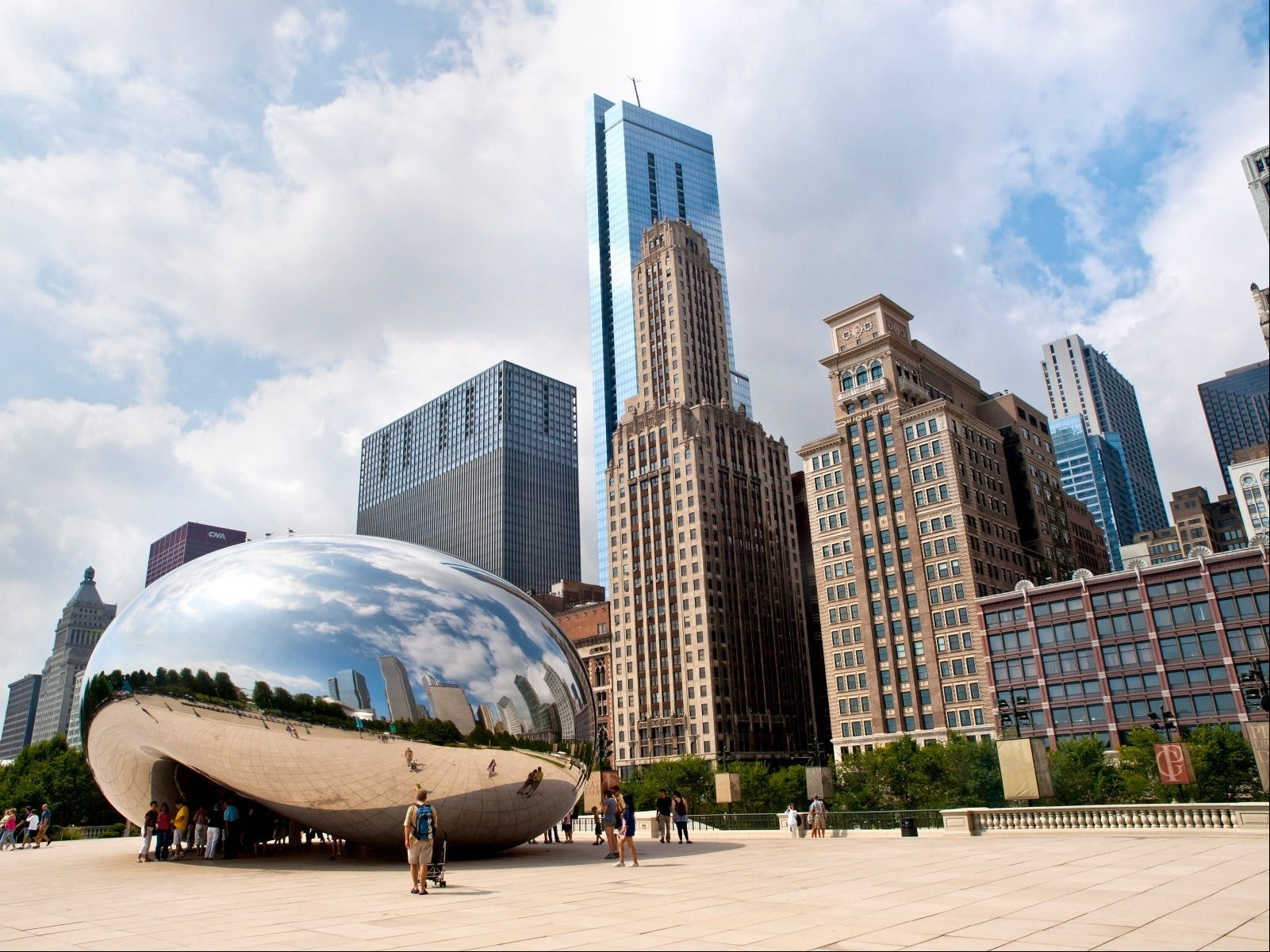 Criado pelo artista Anish Kapoor para o Millennium Park, o Cloud Gate é cartão-postal de Chicago e reflete os edifícios