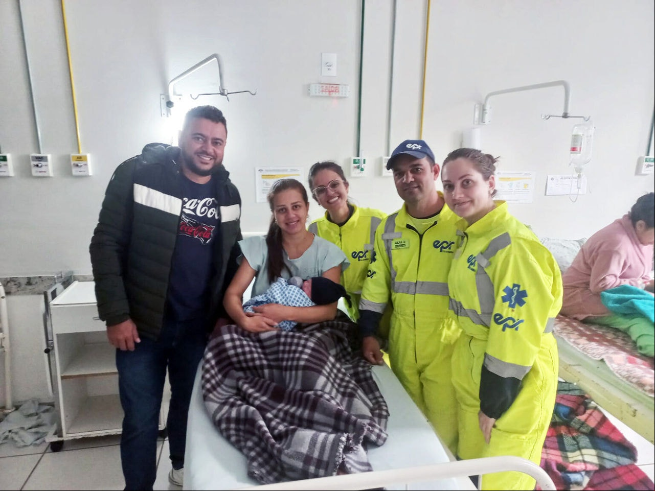 O casal, o pequeno Davi e a equipe médica da EPR Via Mineira que participou do parto na BR-040