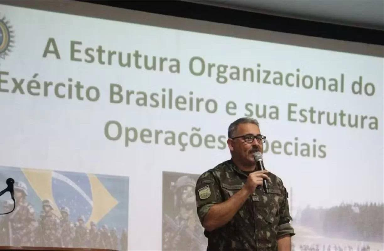 Bernardo Romão Correa Neto Bernardo Romão Correa Neto é coronel do Exército