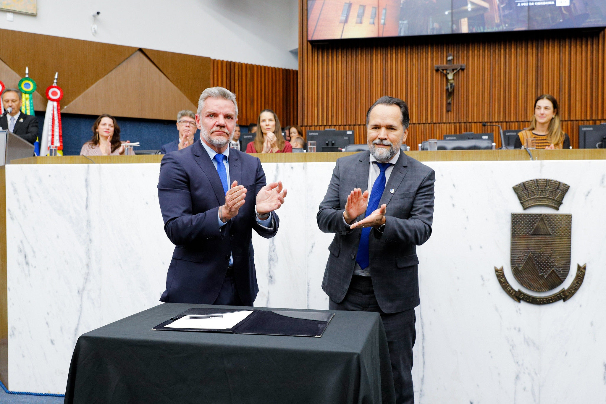 O presidente da Câmara dos Vereadores, Juliano Lopes, e o presidente do TRE-MG, Ramom Tácio, na cerimônia de reabertura de posto de atendimento da Corte na sede do Poder Legislativo municipal