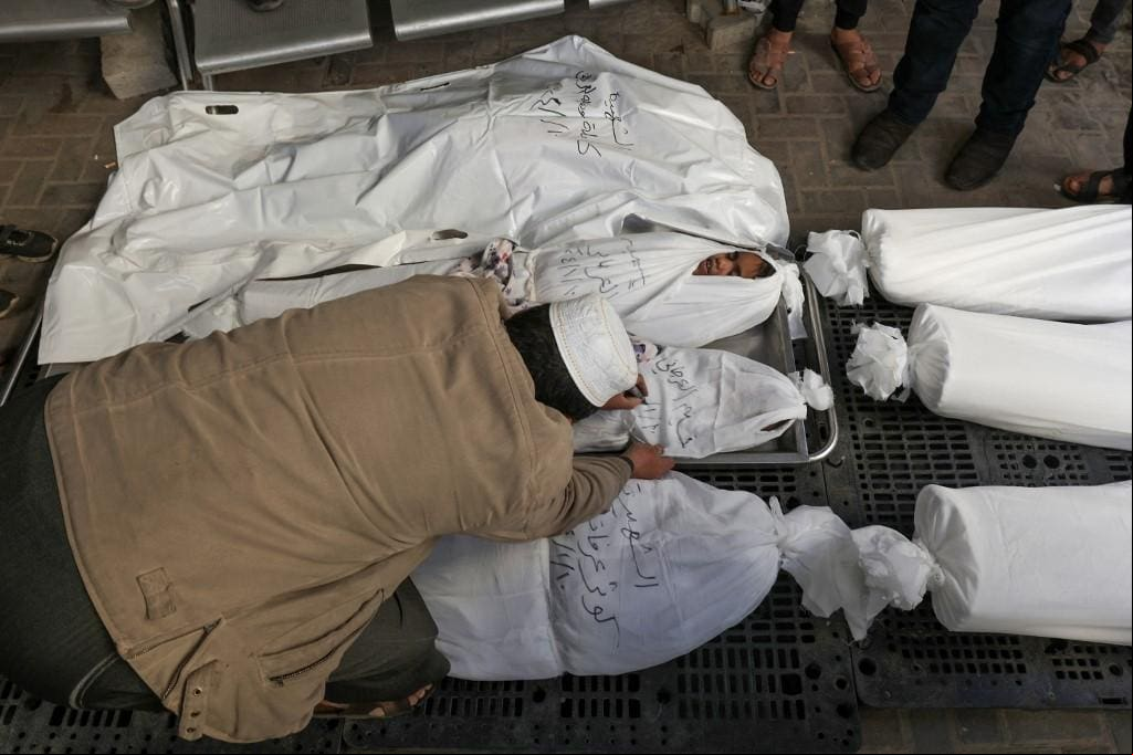 Palestinos enlutados reagem sobre os corpos de membros da família al-Orjani, depois que eles foram mortos durante bombardeios israelenses, em 11 de janeiro de 2024, no hospital Al Najar, em Rafa, no sul da Faixa de Gaza