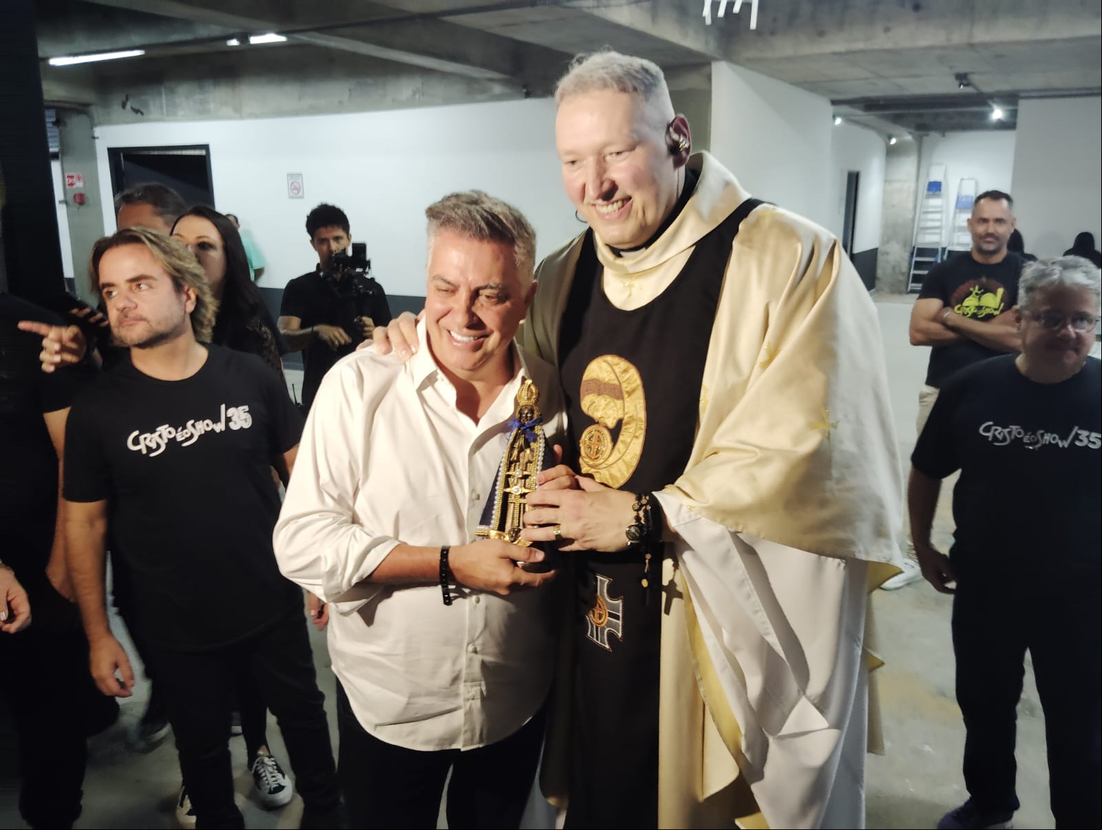 O prefeito de Belo Horizonte, Álvaro Damião, e o padre Marcelo Rossi, durante o "Cristo é o Show"