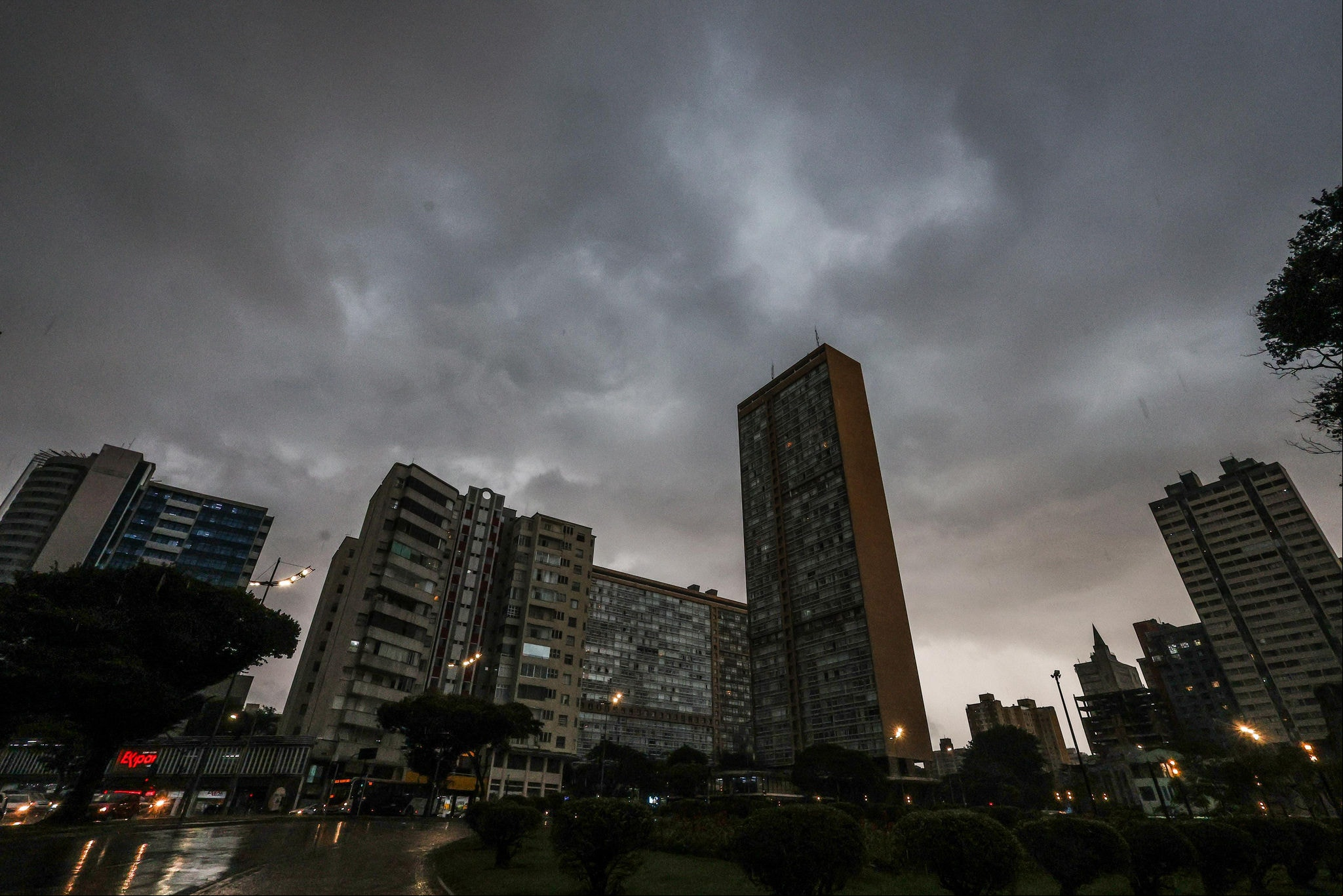 Chuva 'escureceu' o tempo em BH na tarde desta terça-feira 