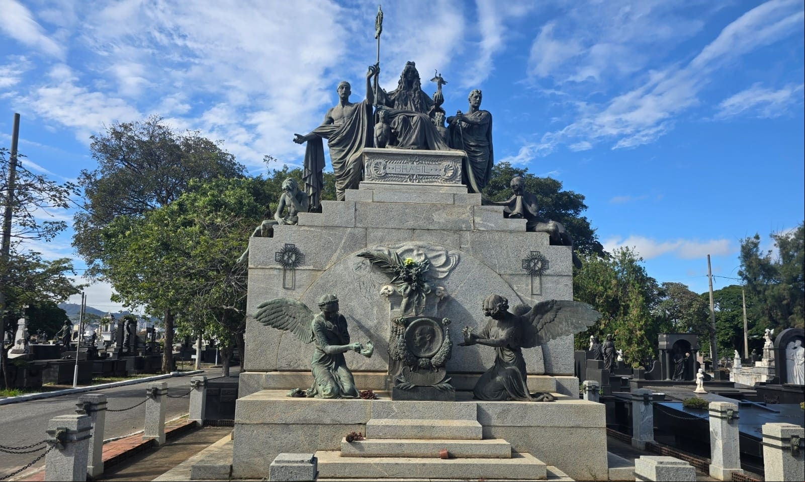 Escultura de Ettore Ximenes no túmulo de Raul Soares feita em bronze
