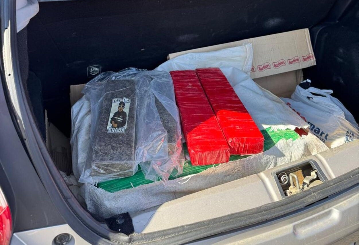 A maconha apreendida tinha um adesivo com os dizeres “essa é da braba”