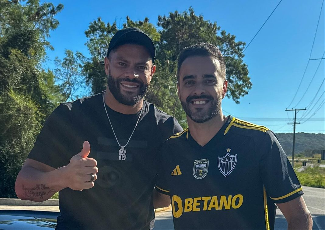 Hulk posou para foto ao lado do torcedor Cezar Vouguinha