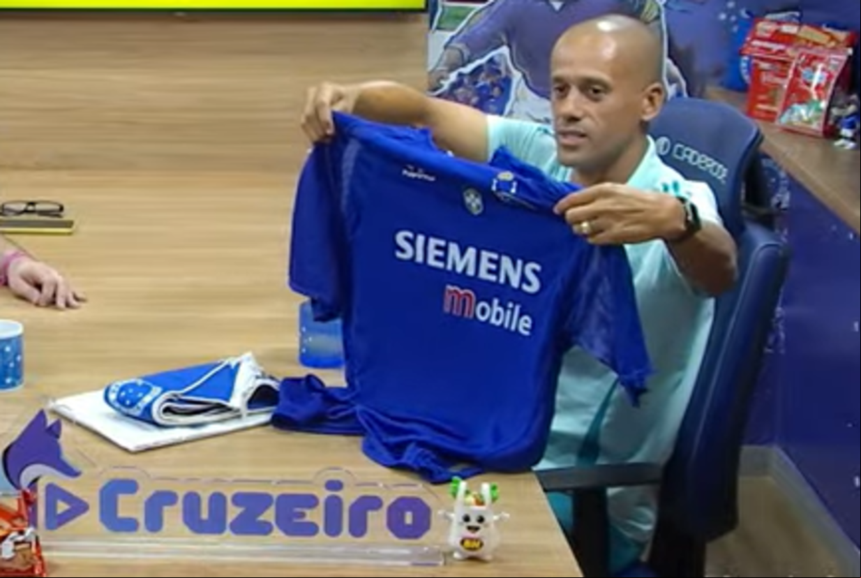 Em participação no Cruzeiro Cast, ex-volante Wendell ofereceu camisa de 2004 em troca de uma da temporada 2003