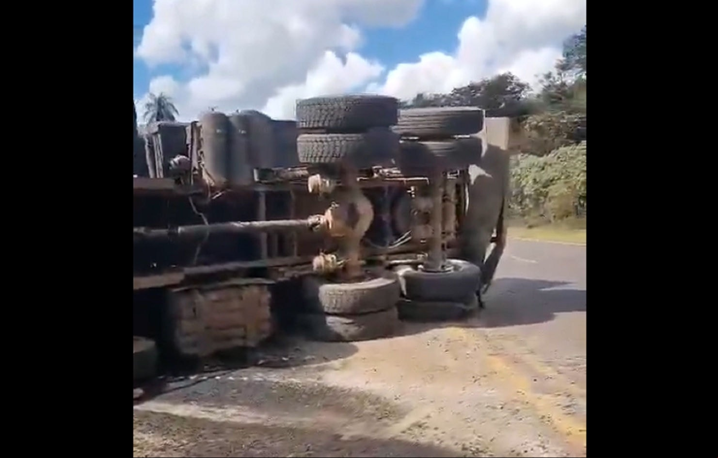 Caminhão tombou e atingiu os dois sentidos da rodovia