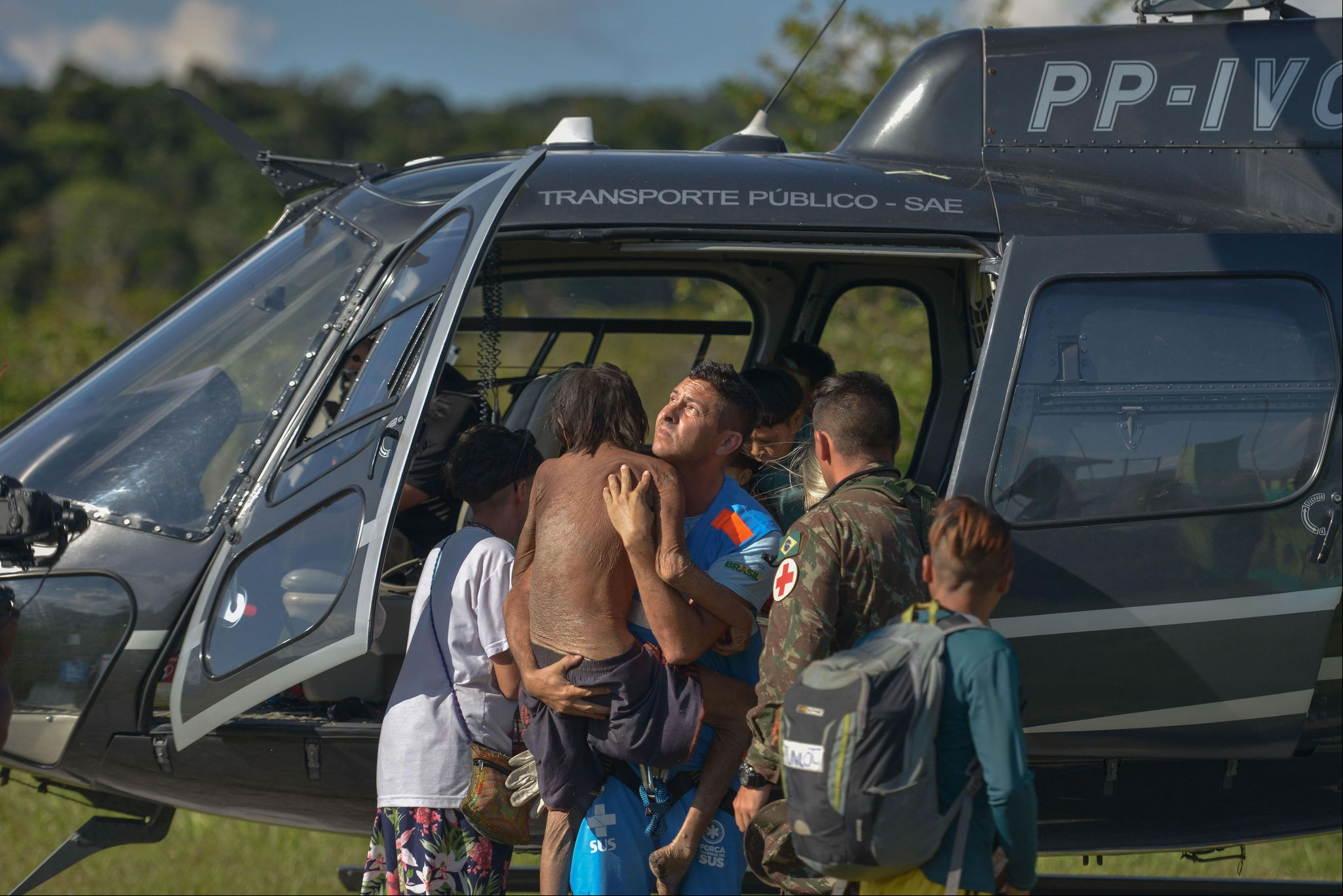Especial Yanomamis Indígena do território Yanomami, com problema grave de saúde, é resgatado em helicóptero. o à terra indígena, com dificuldades de logística e climáticas, é um dos desafios para o socorro deste povo, que só pode sair e chegar à aldeia pelo transporte aéreo - Foto: Fred Magno / O Tempo