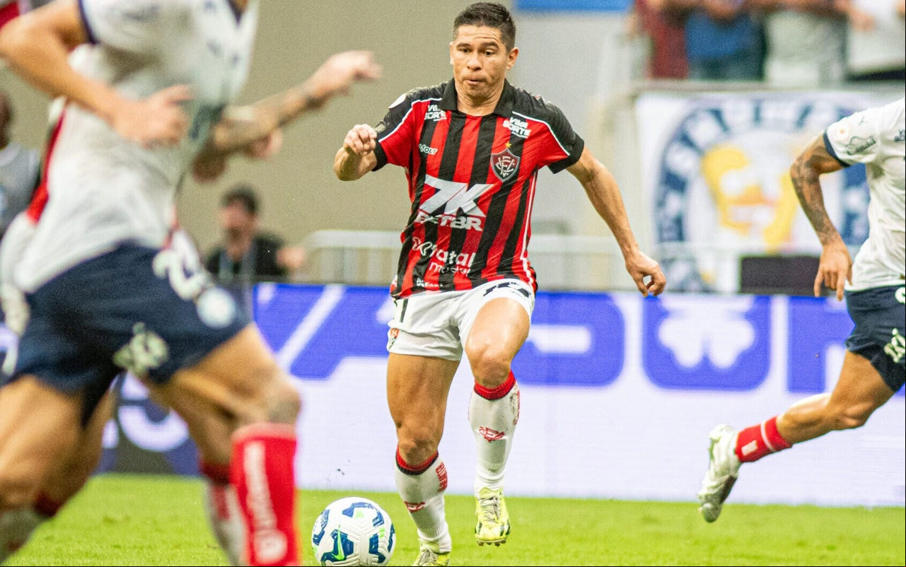 Osvaldo em ação contra o Bahia (Foto: Victor Ferreira / EC Vitória)
