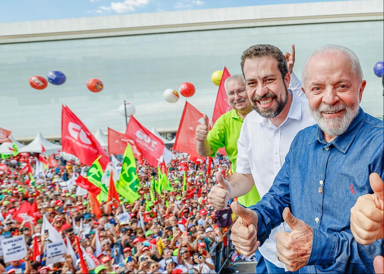 Lula e Boulos Presidente Lula pediu votos para Boulos antes do início oficial das eleições municipais, gesto é vedado pela Justiça Eleitoral