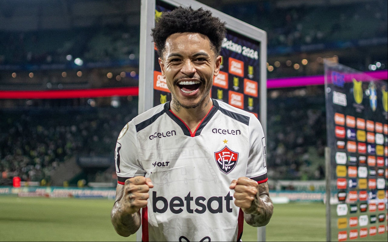 Matheuzinho comemora vitória contra o Palmeiras no Brasileirão 2024 (Foto: Victor Ferreira / EC Vitória)