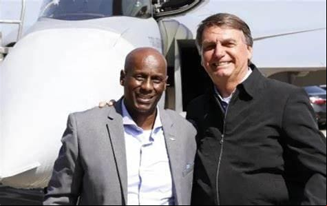 Ailton Barros e Jair Bolsonaro: assim como o ex-presidente, o militar preso pela PF por fraude em cartões de vacinação foi acusado de diversas irregularidades e respondeu ações na Justiça Militar Ailton Barros e Jair Bolsonaro: assim como o ex-presidente, o militar preso pela PF por fraude em cartões de vacinação foi acusado de diversas irregularidades e respondeu ações na Justiça Militar