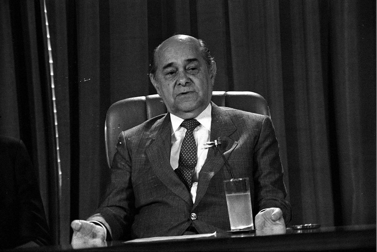Apesar de enfrentar grandes crises que colocaram em risco o processo de redemocratização traçado por Tancredo, o país construiu um ambiente democrático firme
