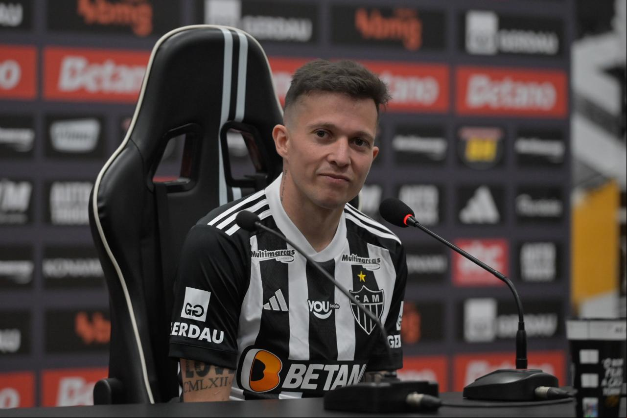Bernard durante sua apresentação como reforço do Atlético