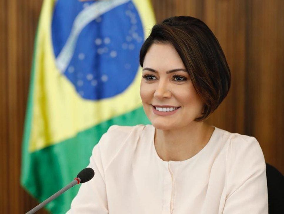 Michelle Bolsonaro visita apoiadores em frente ao hospital e participa de orações pelo ex-presidente Jair Bolsonaro