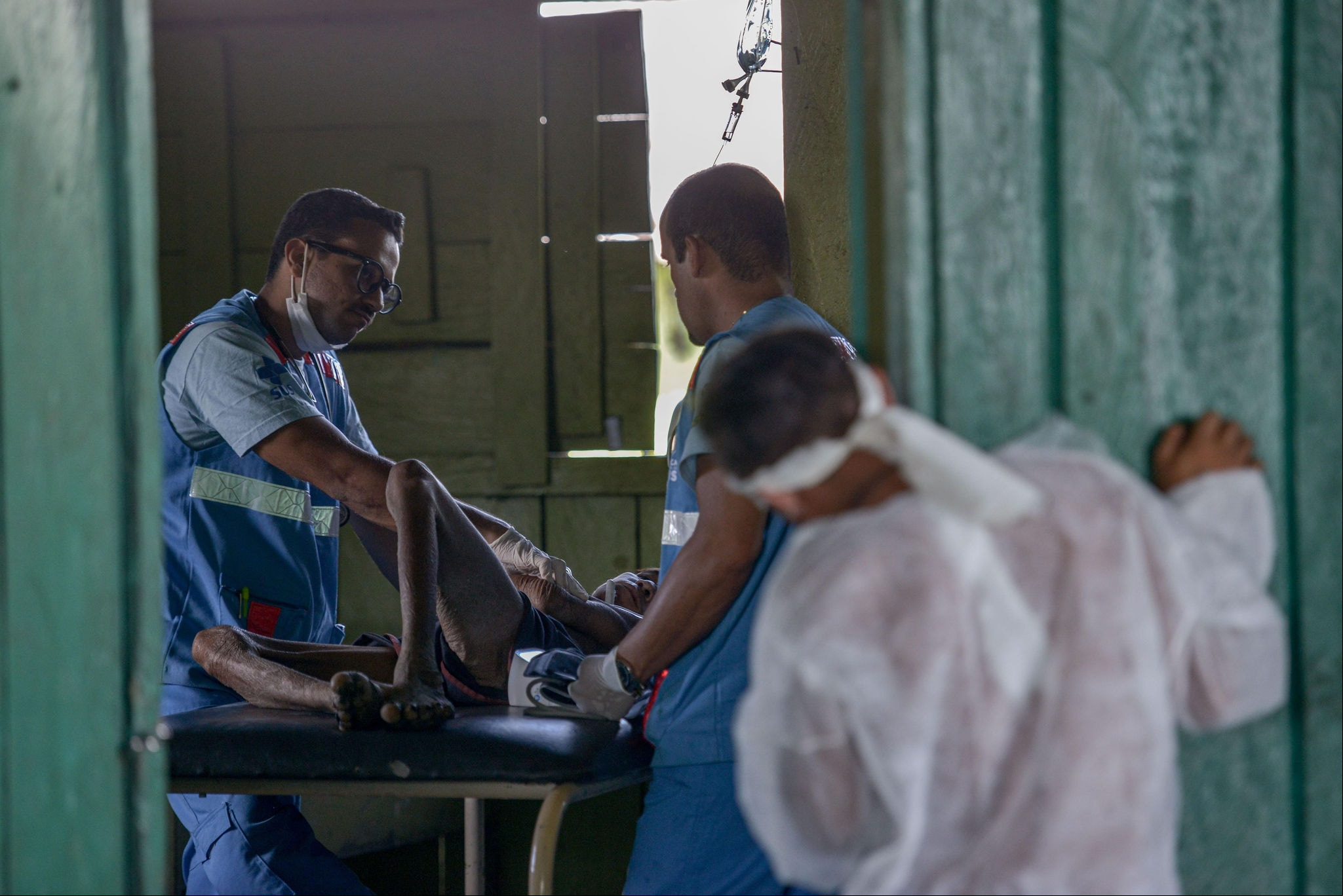Profissionais de saúde fazem atendimento a indígena adulto com desnutrição no Distrito Sanitário Yanomami. Foto: Fred Magno/ O TEMPO