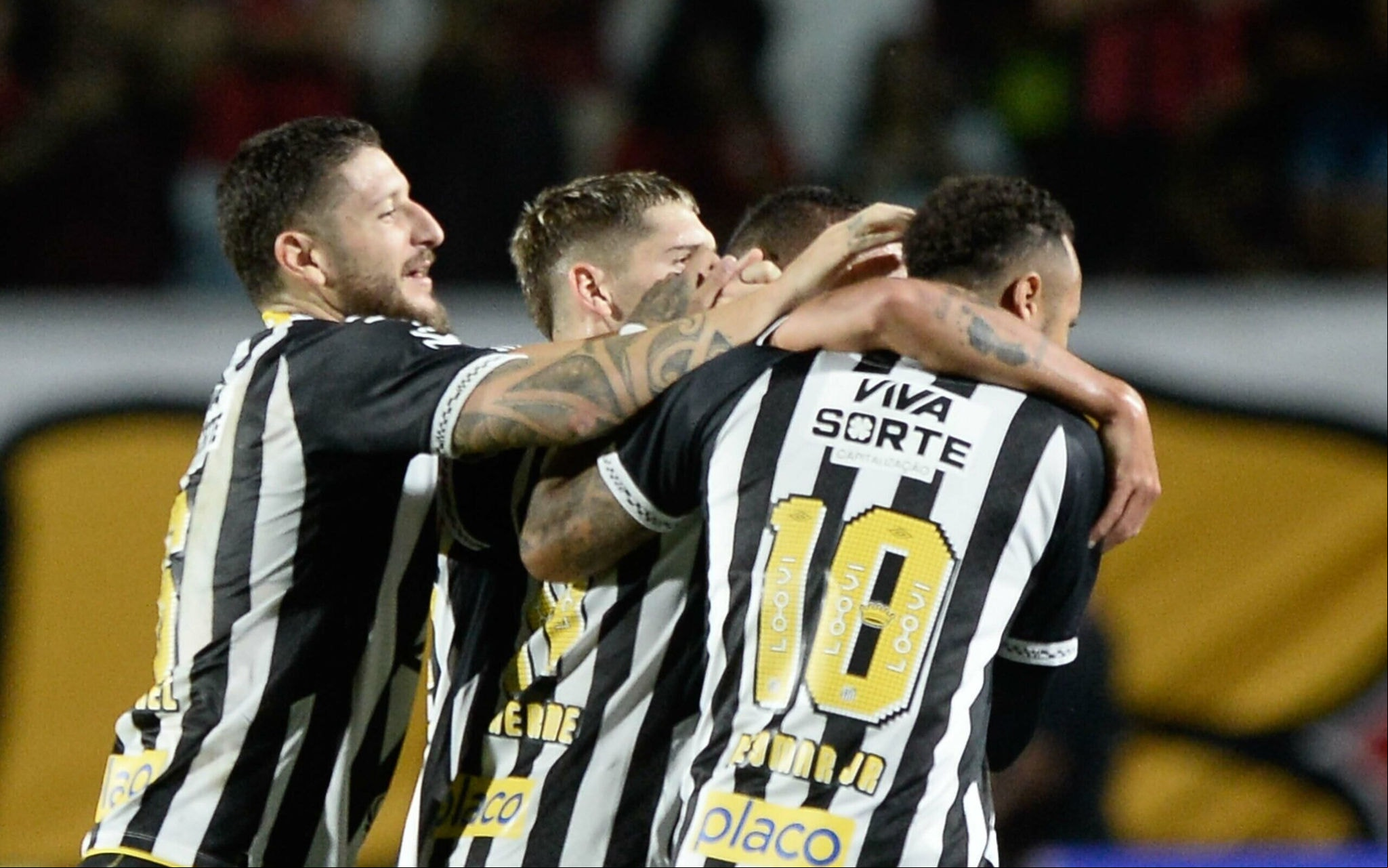 Atletas do Santos comemoram gol de Guilherme no Barradão (Foto: Jhony Pinho/AGIF)