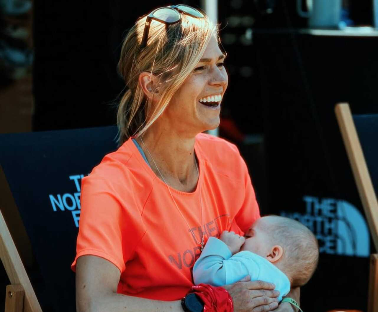 Stephanie parou várias vezes em postos de abastecimento da corrida para dar de mamar para a filha de 6 meses