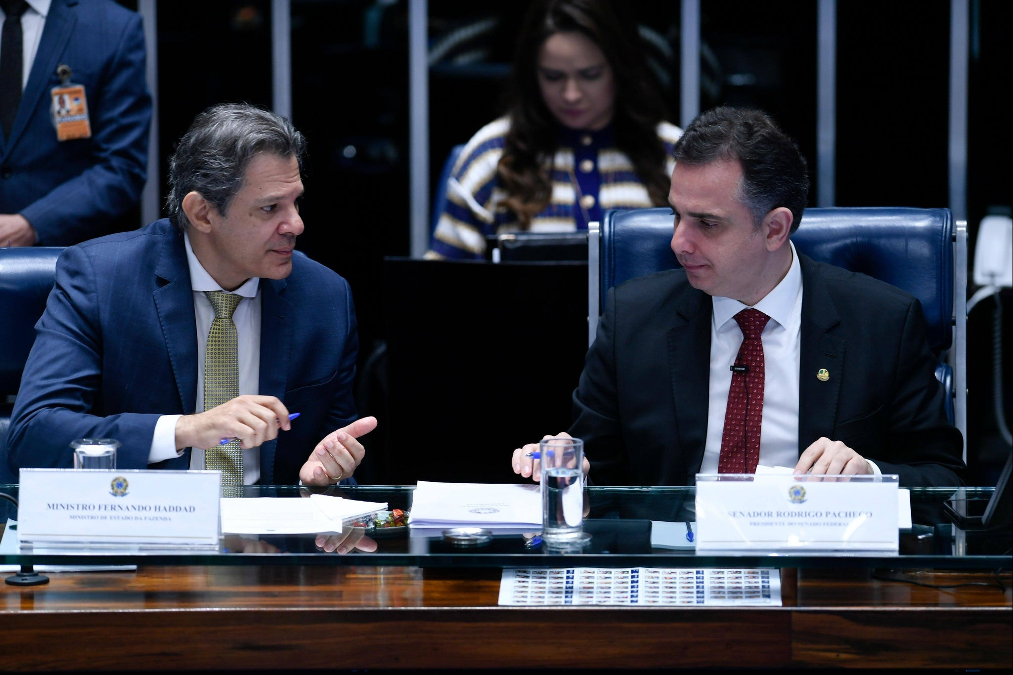 O ministro da Fazenda, Fernando Haddad, e o presidente do Senado, Rodrigo Pacheco, em sessão na Casa.