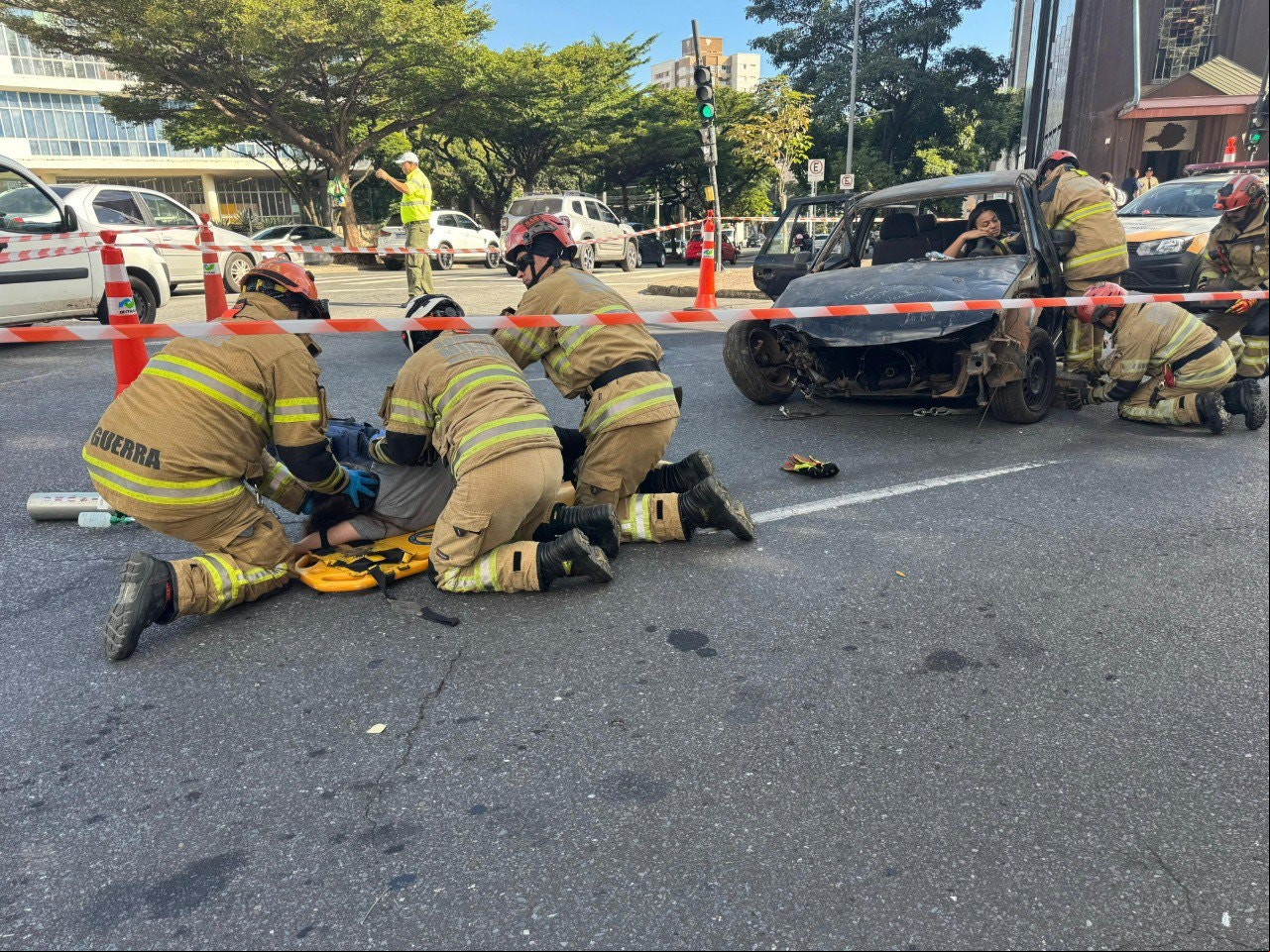 Corpo de Bombeiros faz simulação de atendimento a vítima de acidente como parte do Maio Amarelo