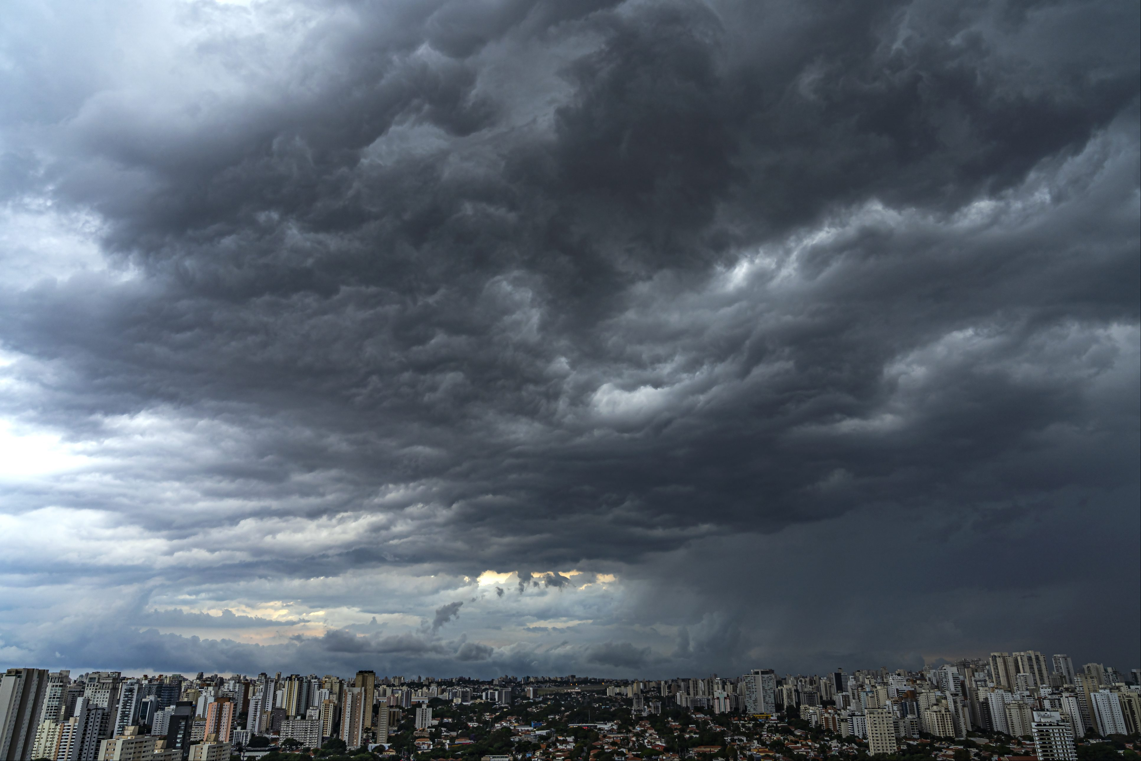 INMET emite alerta amarelo de chuvas intensas com risco de corte de energia em Itaperuna e Região até sábado (24)