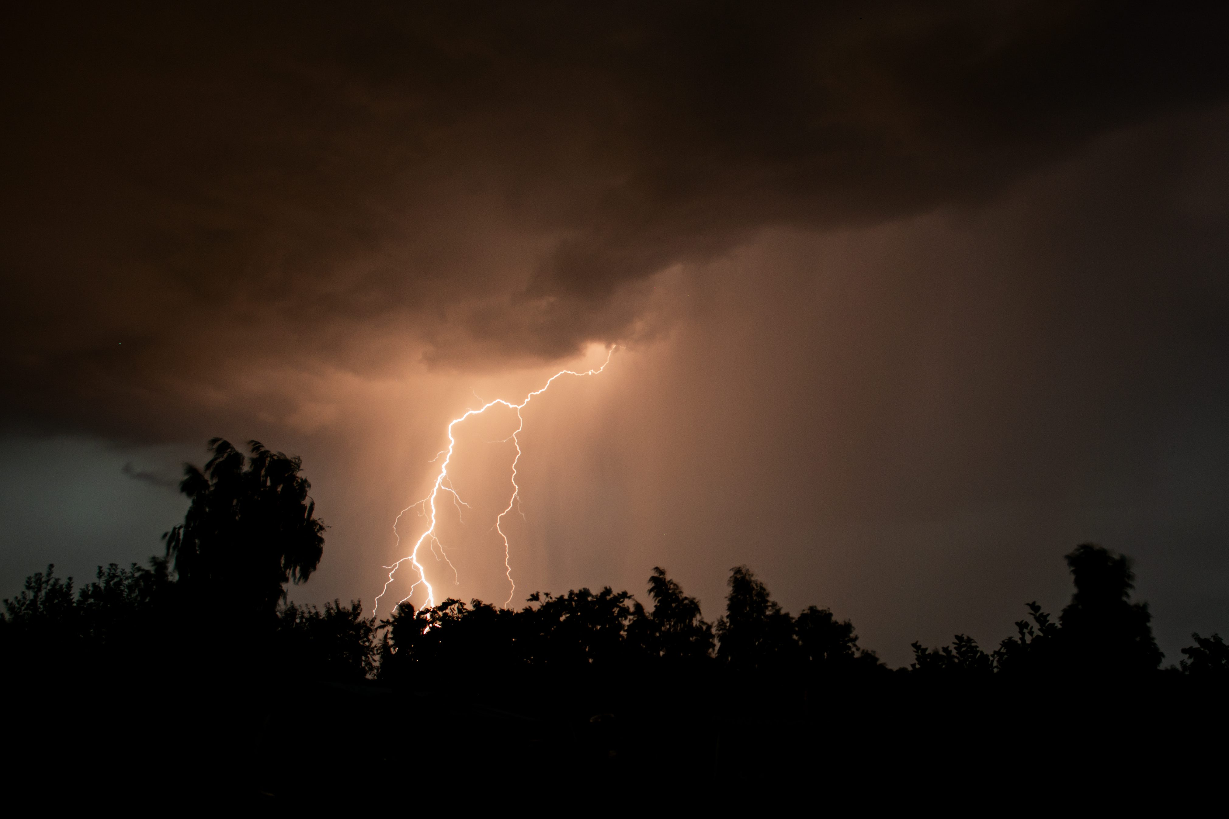 INMET emite alerta laranja de tempestade com ventos de até 100 km/h em Umuarama e região até quinta-feira (5)