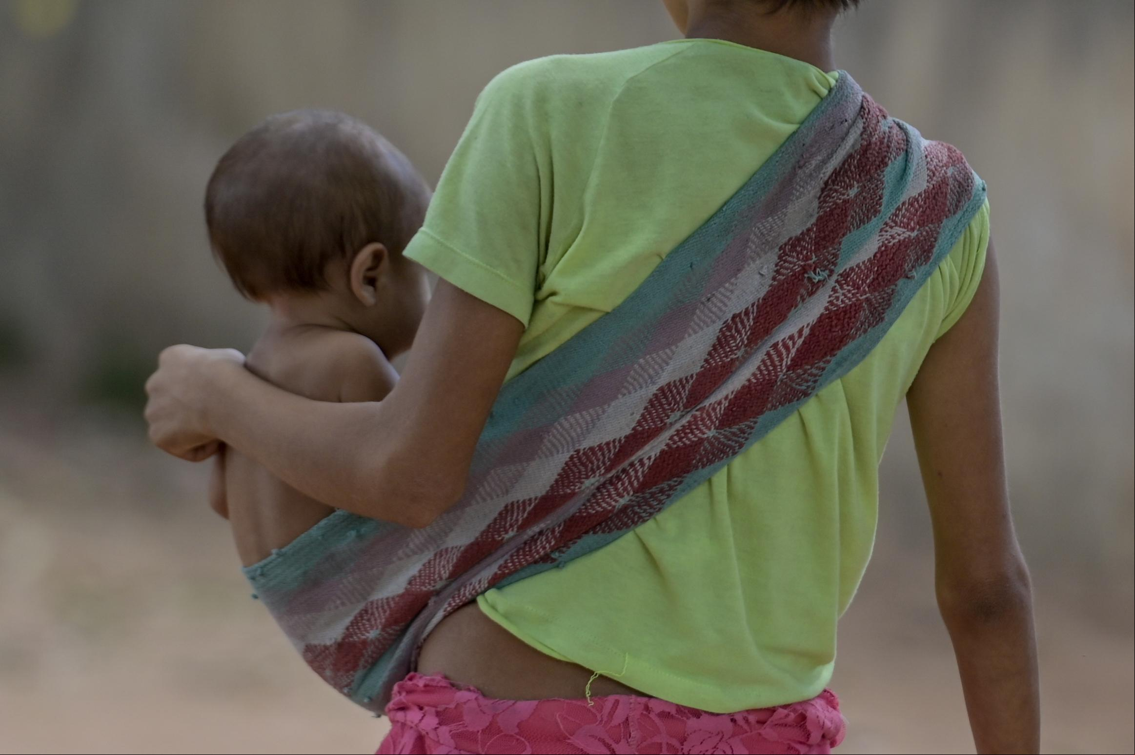 Mulher Yanomami carrega o filho no colo. Fred Magno/O TEMPO
