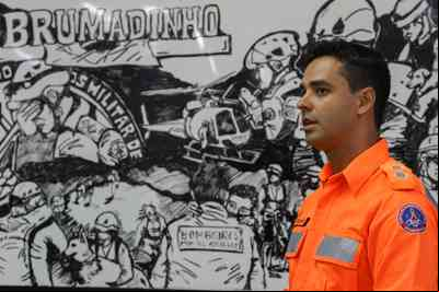 Em frente a ilustração feita por colega de farga, tenente Henrique Barcellos explica a operação dos bombeiros 5 anos após rompimento